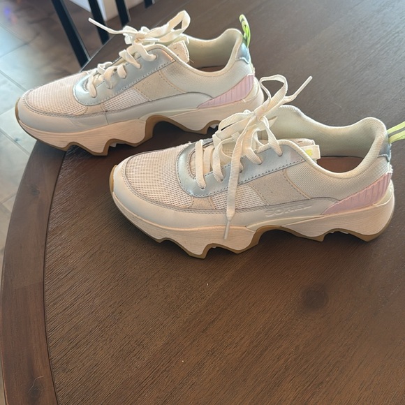 Sorel Women’s sneakers.  Excellent condition. Size 8 - Picture 3 of 5